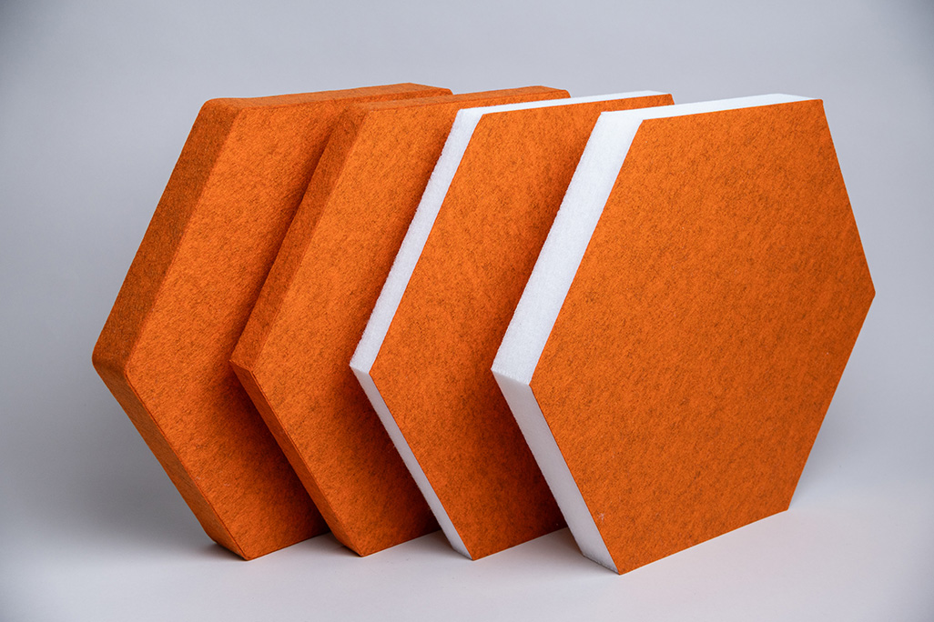 Orangene sechseckige Schallabsorber in diversen dicken
