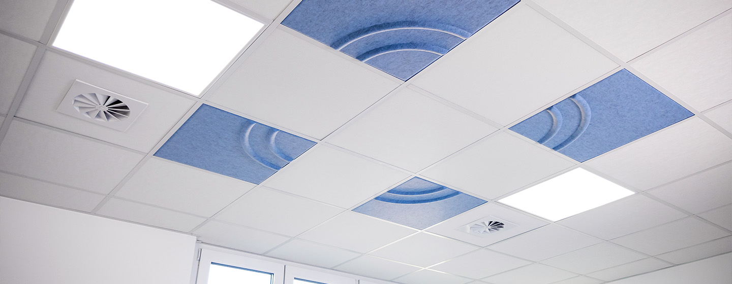 Schallabsorber in Rasterdecke in weiß und blau