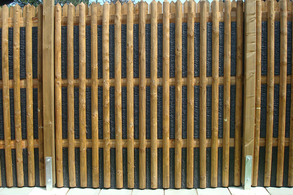 Noise protection wall on a terrace with soni RESIST UV sound insulation panels and wooden slat cladding