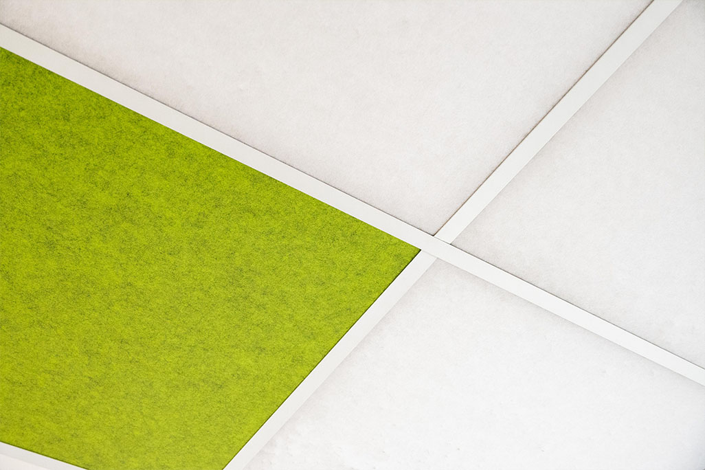 Rasterdecke mit grünen und weißen Elementen