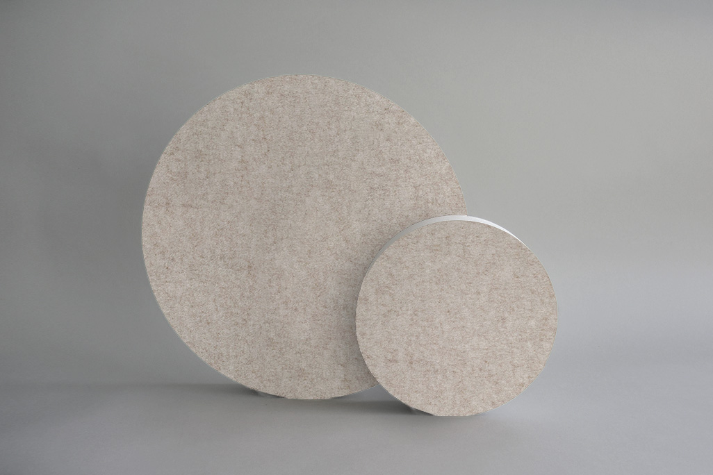 Sound absorber in the form of a large and a small circle (soni ELEMENT CIRCLE) standing in the color greige against a grey background
