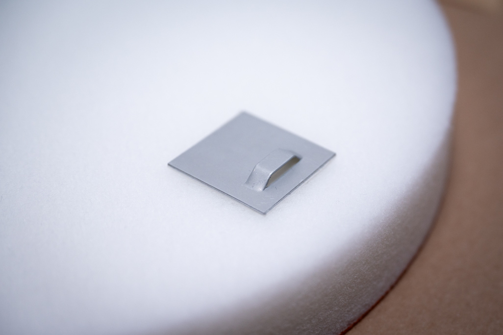 soni PROTECT Befestigung White PES_fleece split with the soni suspension attached to the back