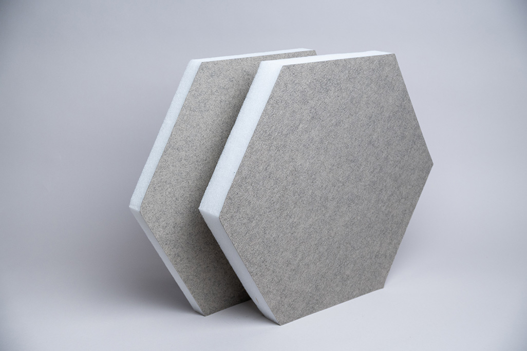 Beige sechseckige Schallabsorber in dick und dünn