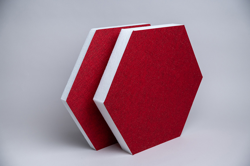 Rote sechseckige Schallabsorber in dick und dünn