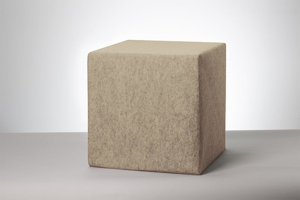 Greiger Sitzwürfel vor weißem Hintergrund fotografiert.