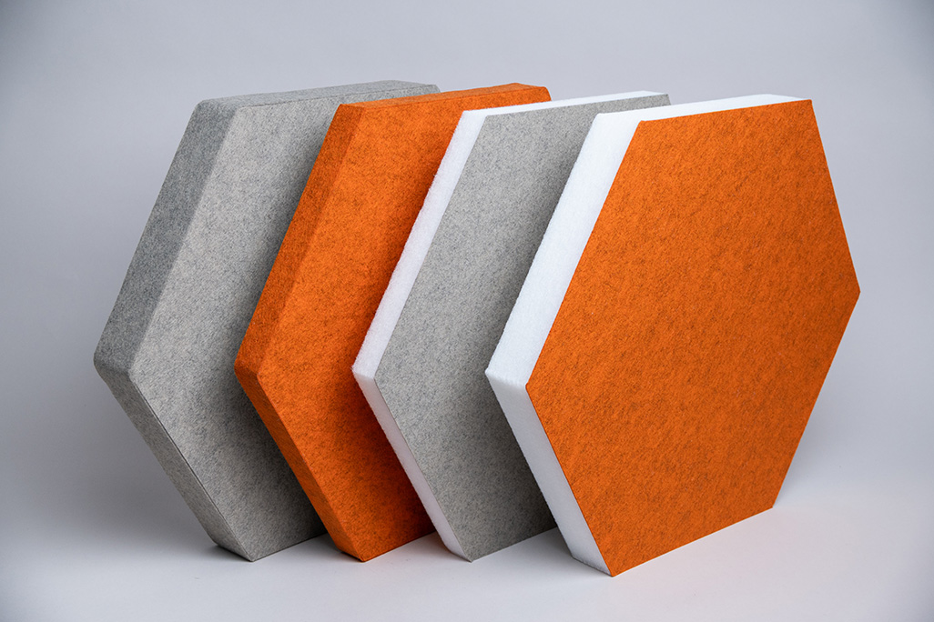 Beige und orangene sechseckige Schallabsorber