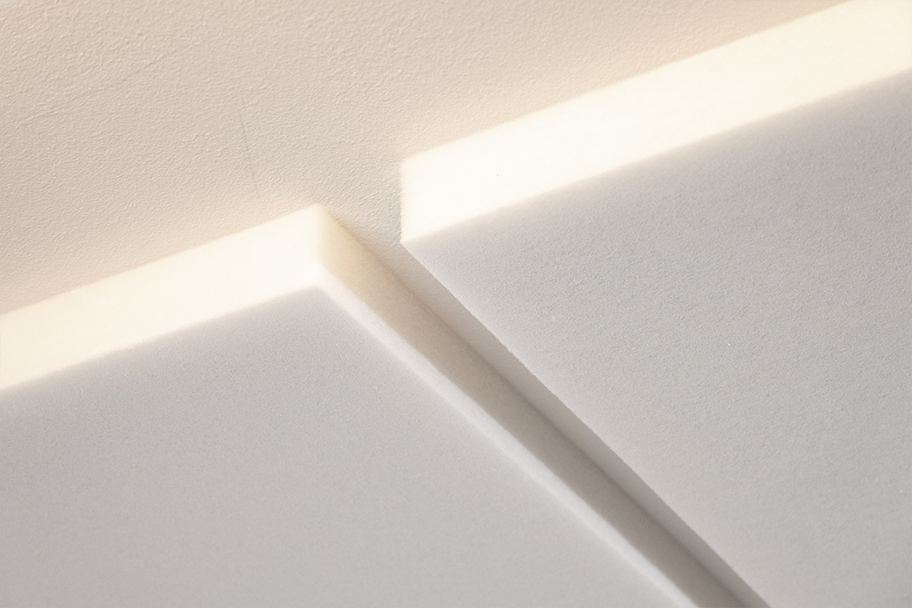 Nahaufnahme einer Schattenfuge zwischen zwei weißen Vliesabsorbern
