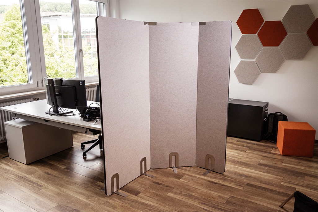 Greige Stellwände in 3 Breiten in einem Büro