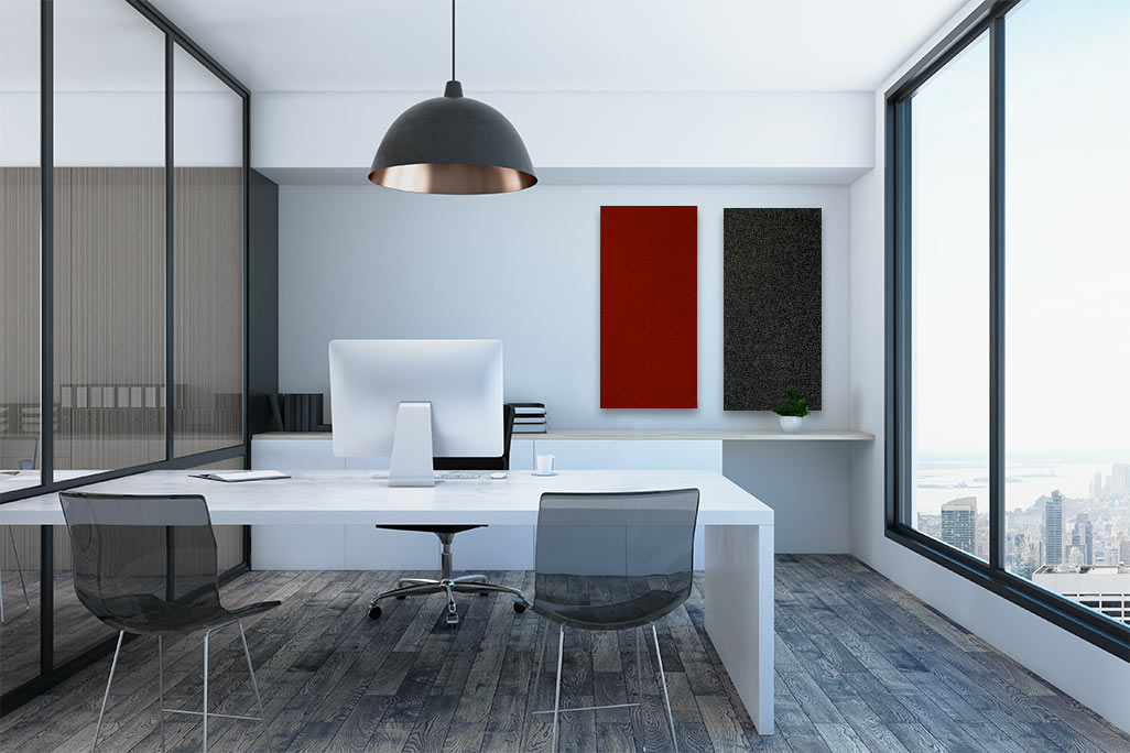 Moderní kancelář se stolem, židlí a oknem, doplněná obdélníkovými tmavě červenými a antracitovými akustickými prvky soni COLOR na stěně pro tlumení zvuku.