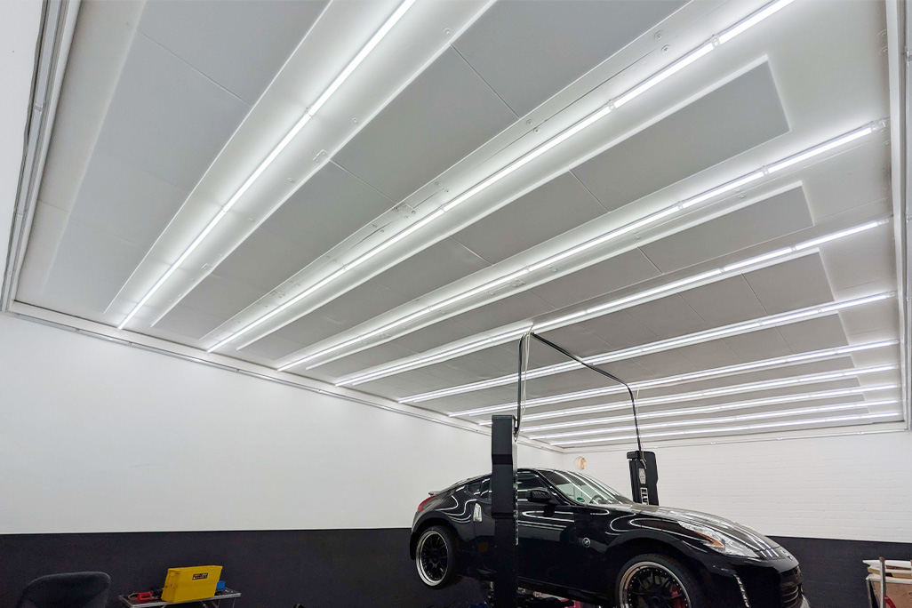 Weiße Melaminabsorberplatten an einer Werkstattdecke