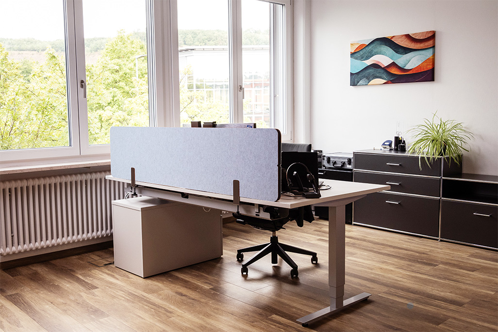 Blaue Tischtrennwand in einem Büro auf dem Schreibtisch montiert